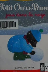 Petit Ours brun joue dans la neige