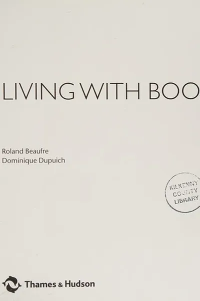 Capa de Living with books
