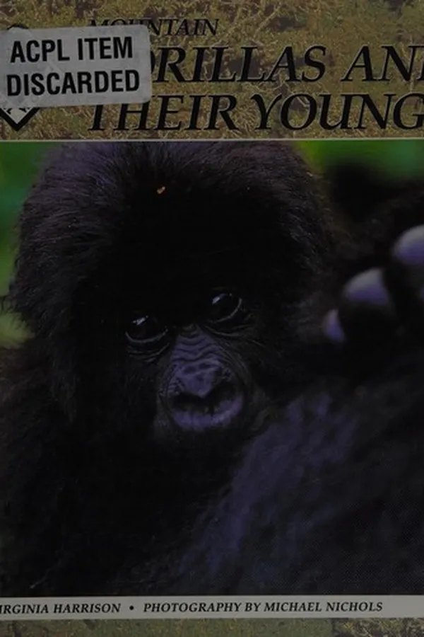 Capa de Mountain gorillas and their young
