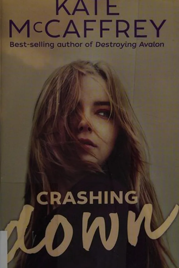 Capa de Crashing down