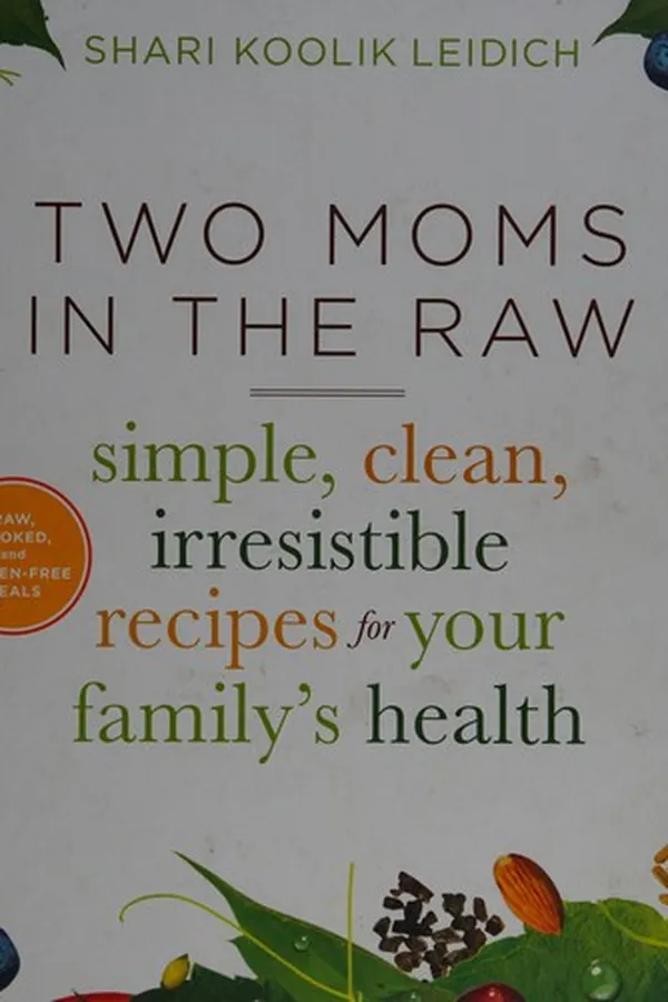 Capa de Two Moms in the Raw
