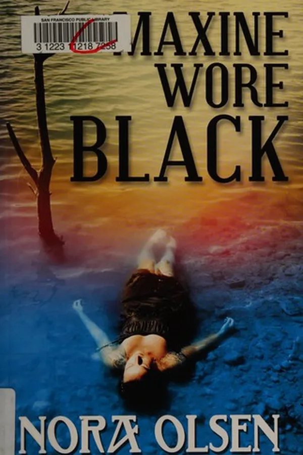 Capa de Maxine wore black