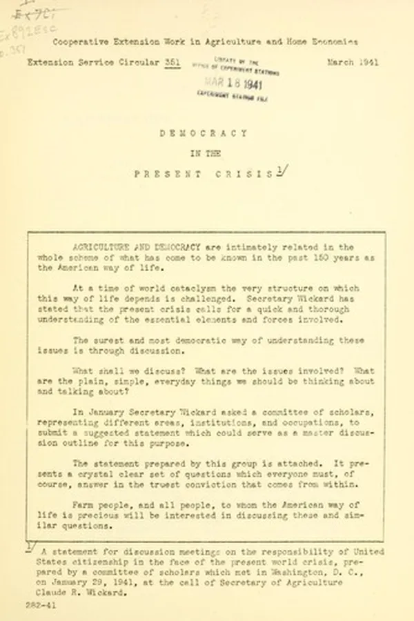 Capa de Democracy in the present crisis