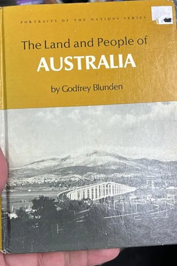 Capa de The land and people of Australia