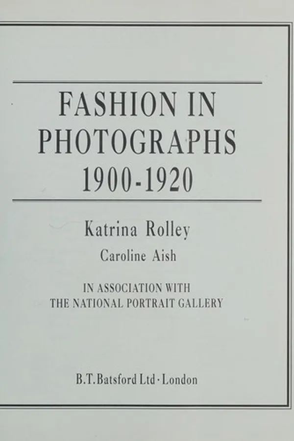 Capa de Fashion in photographs, 1900-1920