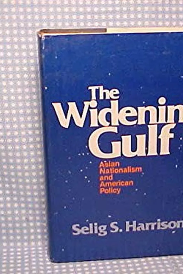 Capa de The widening gulf