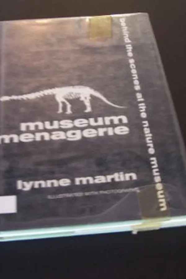 Capa de Museum menagerie