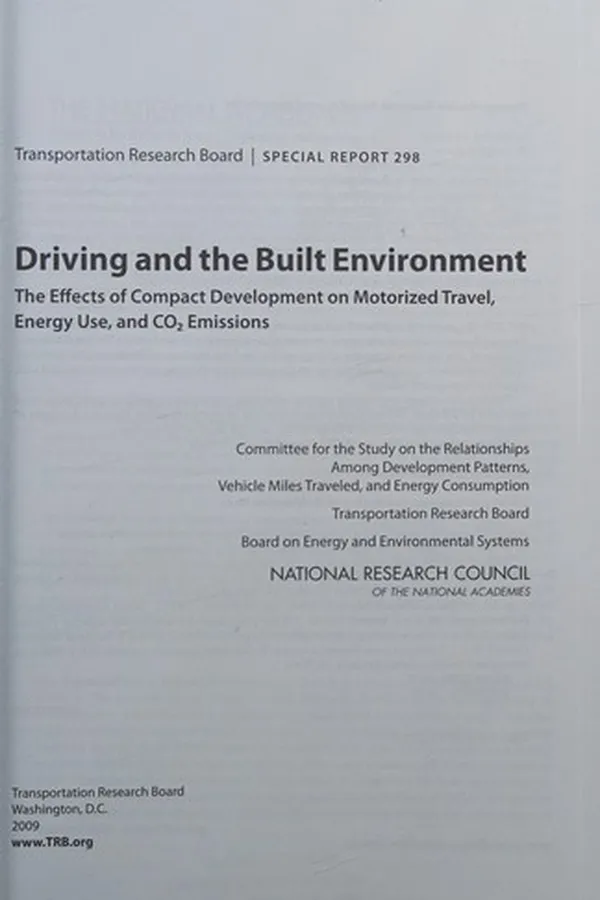 Capa de Driving and the built environment