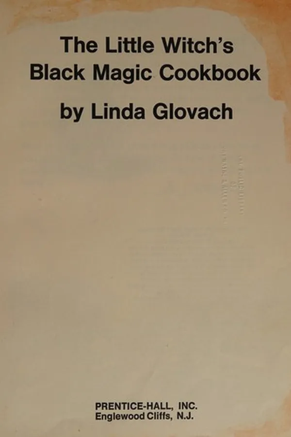 Capa de The little witch's black magic cookbook