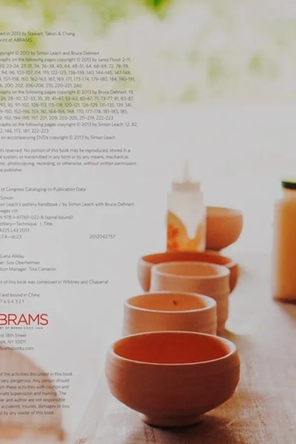 Capa de Simon Leach's pottery handbook