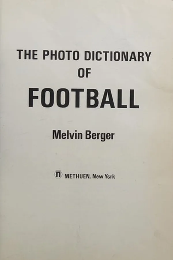 Capa de The photo dictionary of football