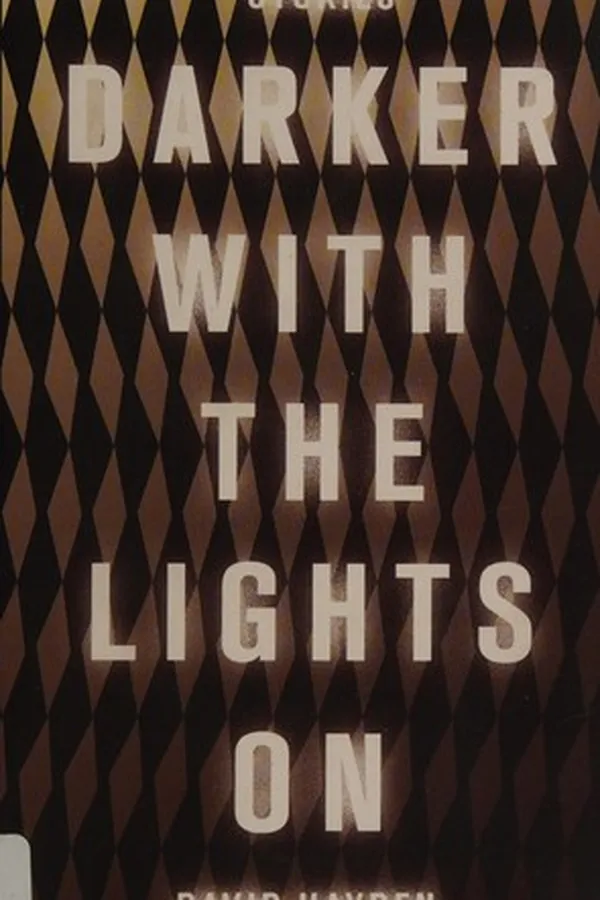 Capa de Darker with the lights on