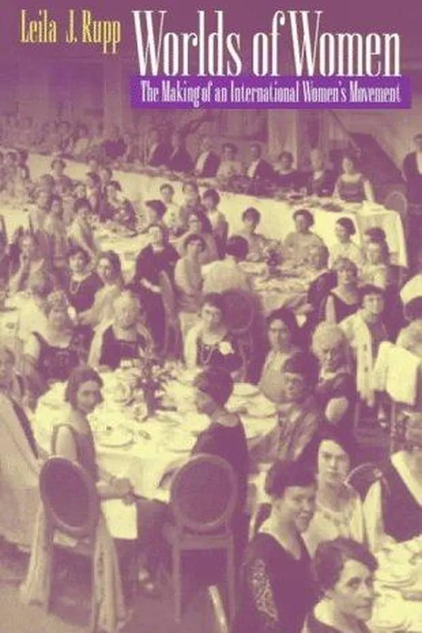 Capa de Worlds of women