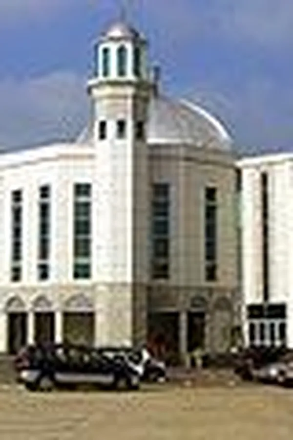 Capa de BAITUL FUTUH, Mesjid Termegah di Eropha Timur Milik Ahmadiyah