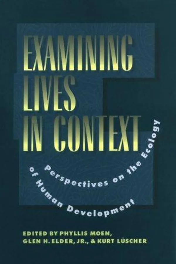 Capa de Examining lives in context