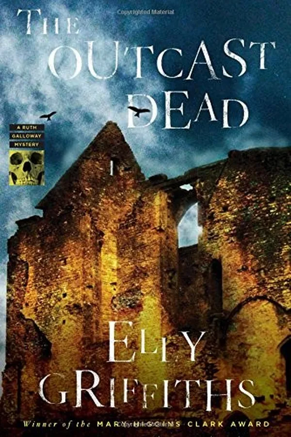 Capa de The Outcast Dead (Ruth Galloway Mysteries)