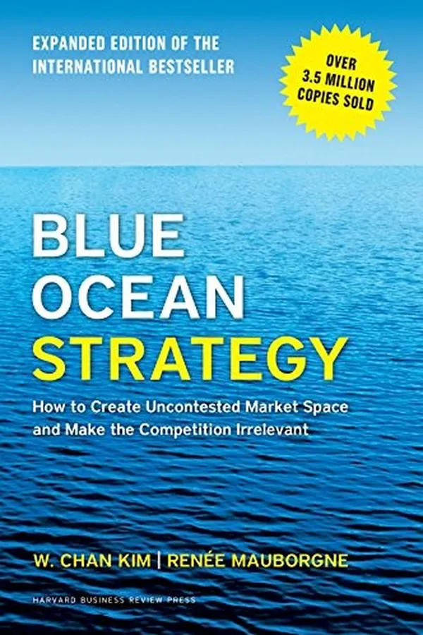 Capa de Blue Ocean Strategy, Expanded Edition: How to Create Uncontested Market Space and Make the Competition Irrelevant