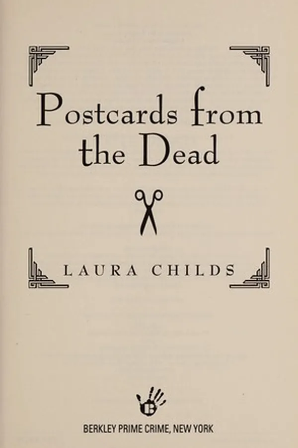 Capa de Postcards from the Dead (A Scrapbooking Mystery, #10)