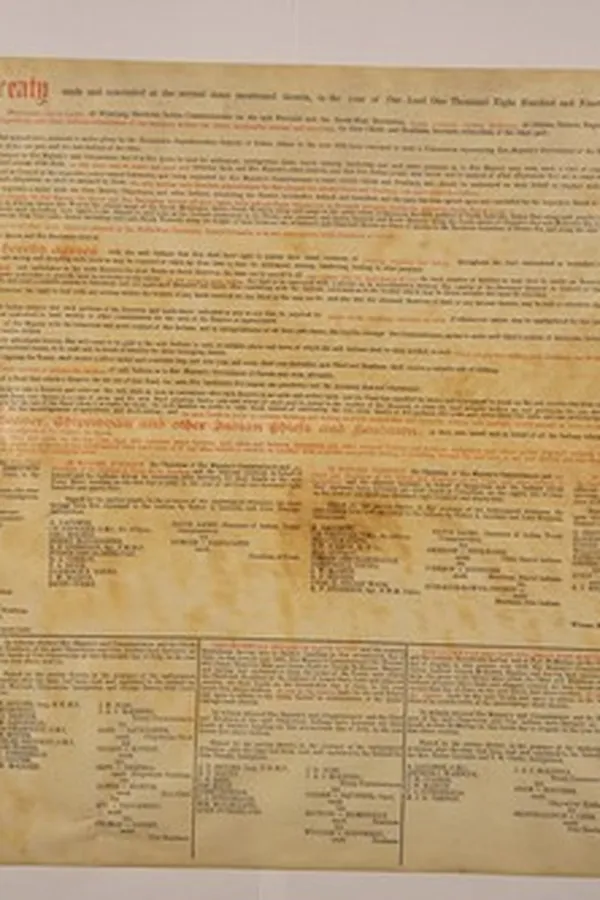 Capa de Articles of a treaty made and concluded at the several dates mentioned therein, in the year of our Lord one thousand eight hundred and ninety-nine, between Her Most Gracious Majesty the Queen of Great Britain and Ireland, by Her Commissioners the Honourable David Laird, of Winnipeg, Manitoba, Indian Commissioner for the said Province and the North-West Territories, James Andrew Joseph McKenna, of Ottawa, Ontario, Esquire, and the Honourable James Hamilton Ross, of Regina, in the North-West Terri