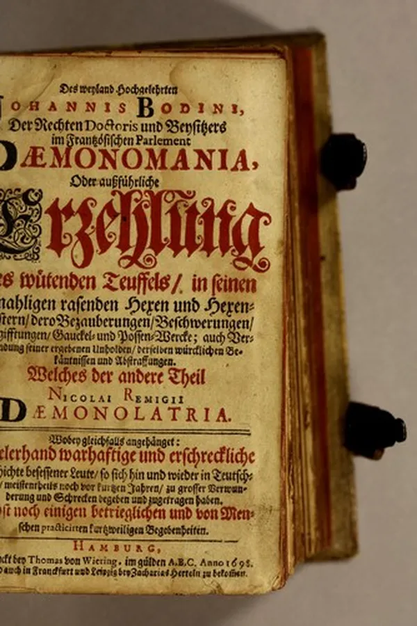 Capa de Des weyland hochgelehrten Johannis Bodoni, der Rechten Doctoris und Beysitzers im frantzösischen Parlement Daemonomania, oder, Aussführliche Erzehlung des wütenden Teuffels in seinen damahligen rasenden Hexen und Hexenmeistern, dero Bezauberungen, Beschwerungen, Vergifftungen, Gauckel- und Possen-Wercke