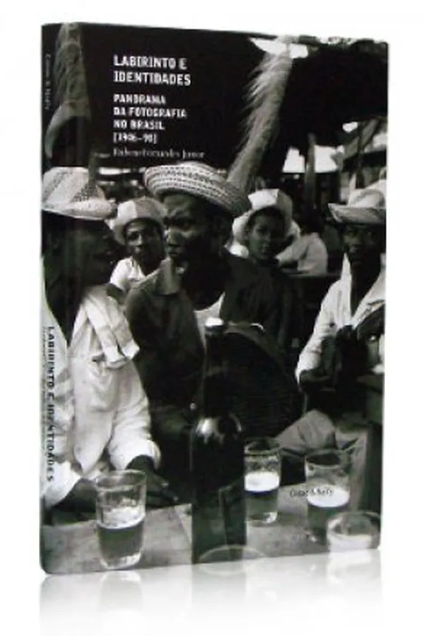 Capa de Labirinto e identidades